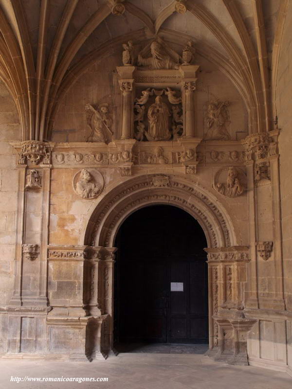 PORTA ESPECIOSA DE ACCESO AL TEMPLO DESDE EL CLAUSTRO PLATERESCO